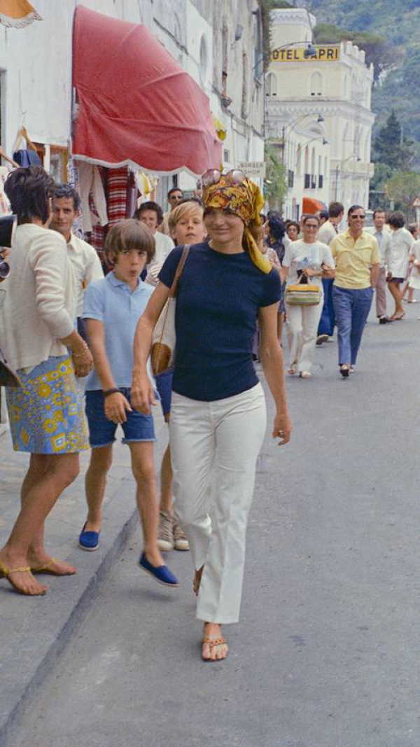 Be elegant in summer like Jackie!